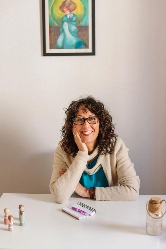 Soy Mónica Cambra, esducadora social, antropóloga social y cultural, terapeuta sistemica y formadora.
