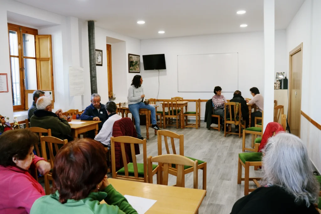 Taller de autocuidado impartido por Mónica Cambra en Carrascal del Río como parte de las experiencias formativas ofertadas.